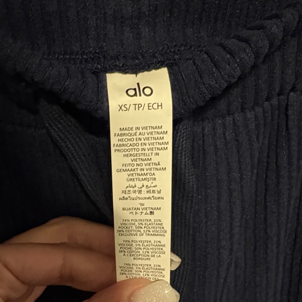 ALO Yoga Muse Wide Leg Pant - Picture 4 of 7